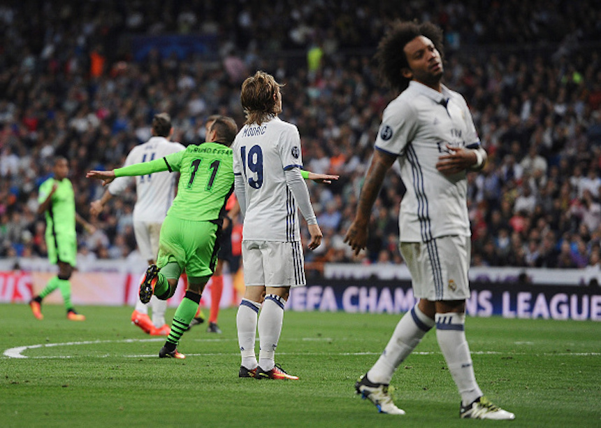 Jugadores del Real Madrid lamentando el gol del Sporting