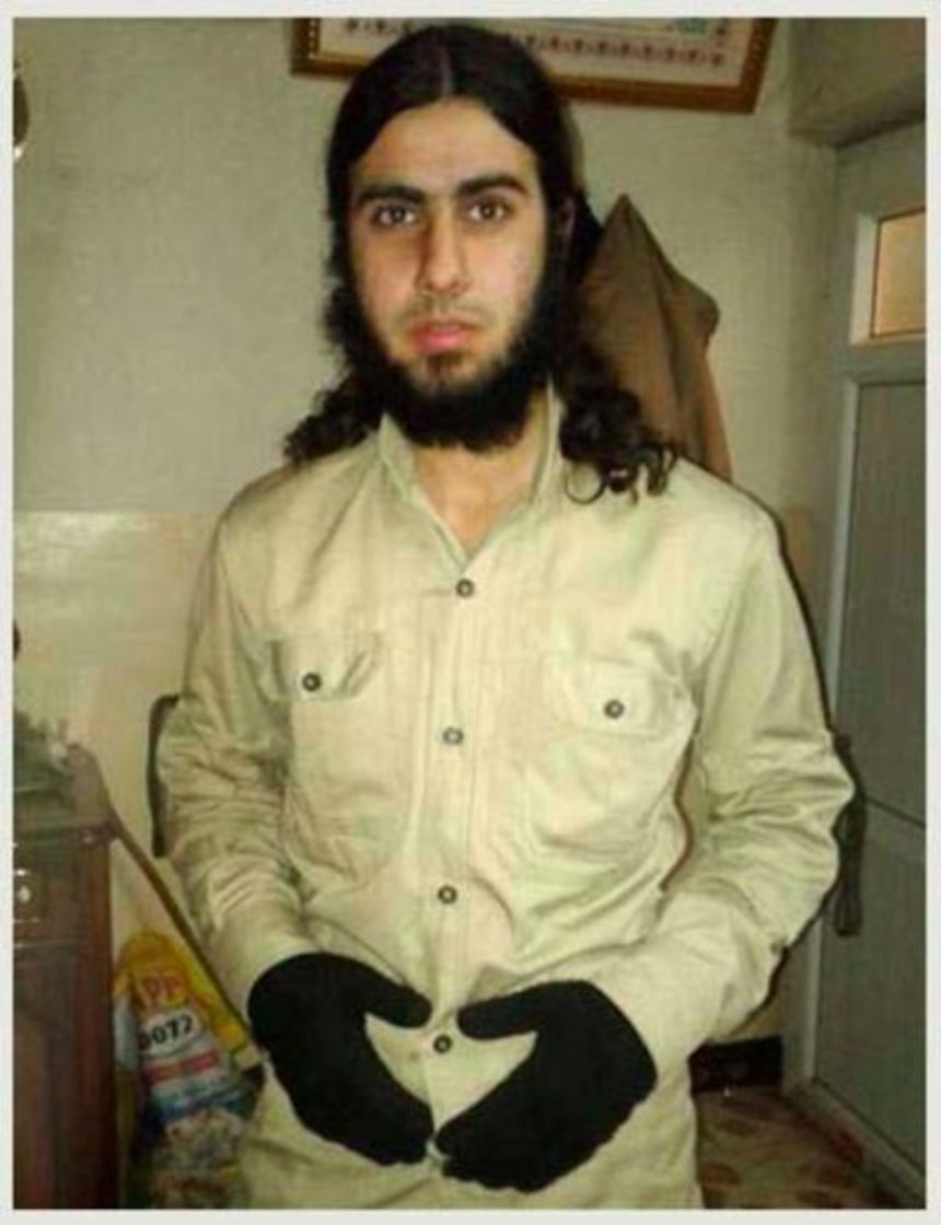 ISIS - Foto de un terrorista en su uniforme