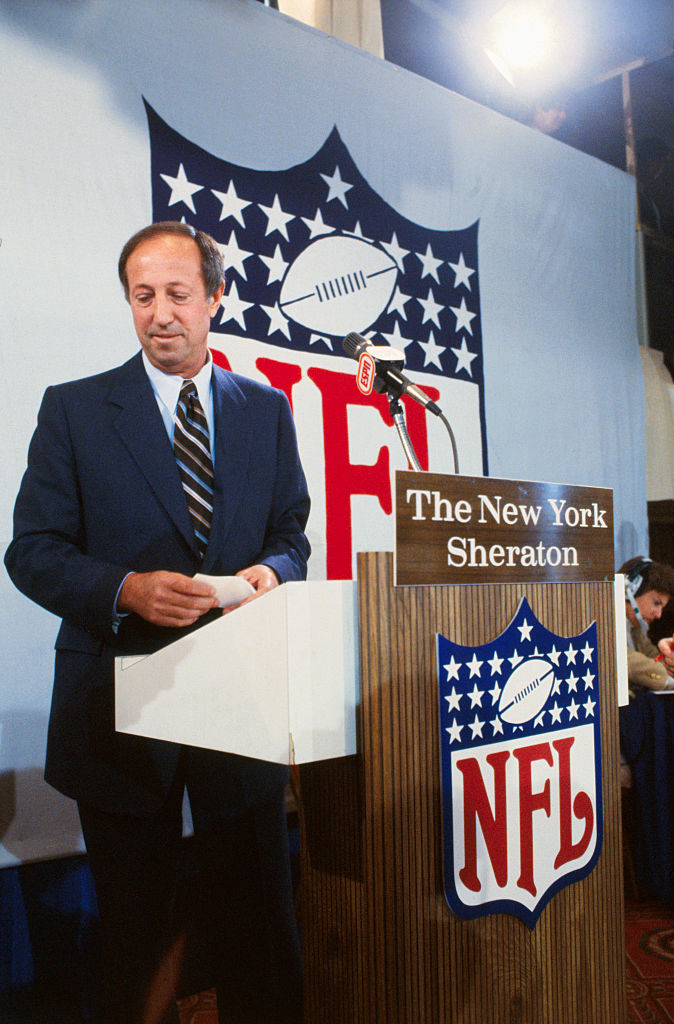 El excomisionado de la NFL, Pete Rozelle en un Draft de los 80's