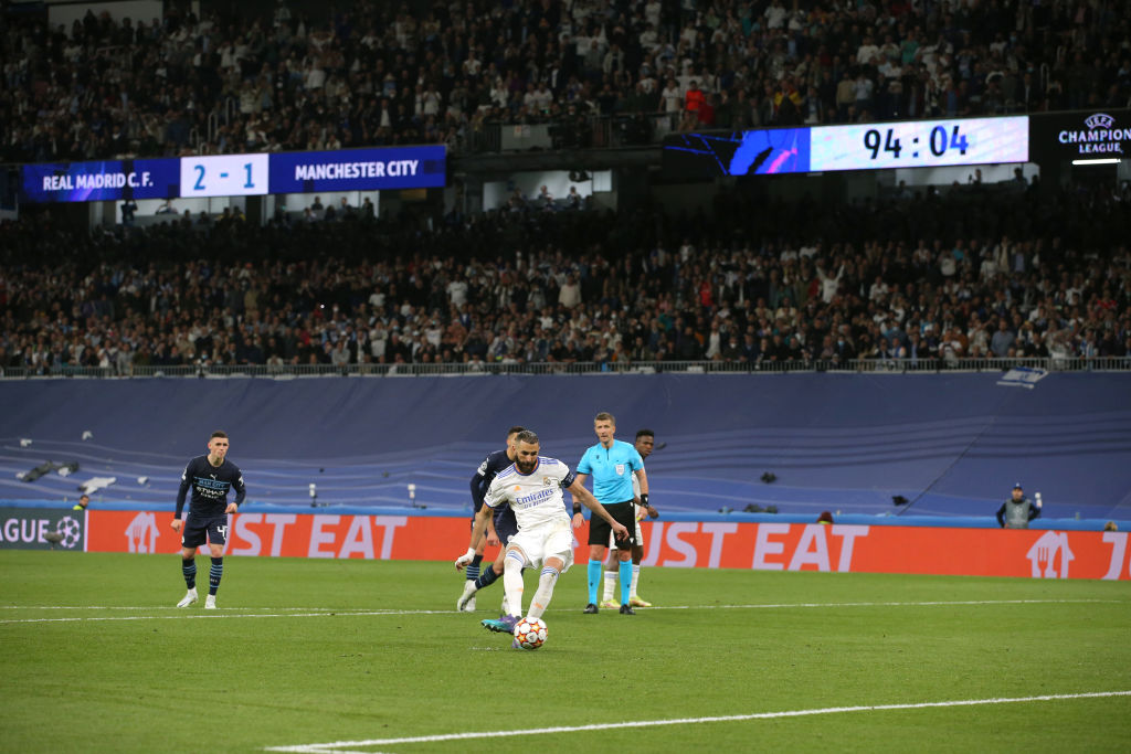 Karim Benzema cobra el penal para el Real Madrid