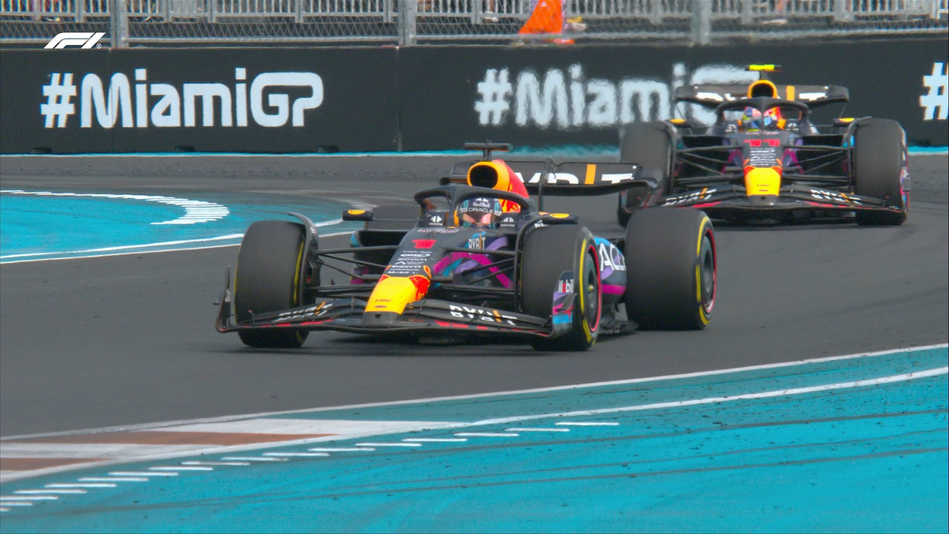 Verstappen won the first direct duel with Checo of the season