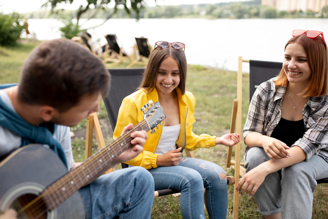 amigos tocando guitarra