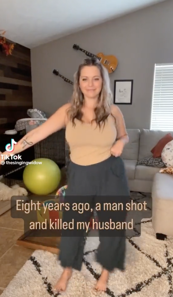 Tiktoker se vuelve viral por bailar mientras cuenta cómo mataron a su esposo