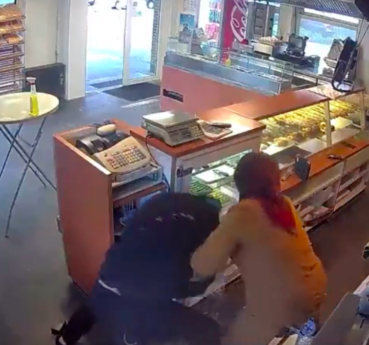 Nomás con su trapito: Mujer enfrenta a ladrón y logra ahuyentarlo de su tienda 