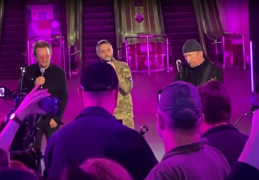 Solidaridad con Ucrania: Bono y The Edge de U2 se aventaron un concierto en el metro de Kiev