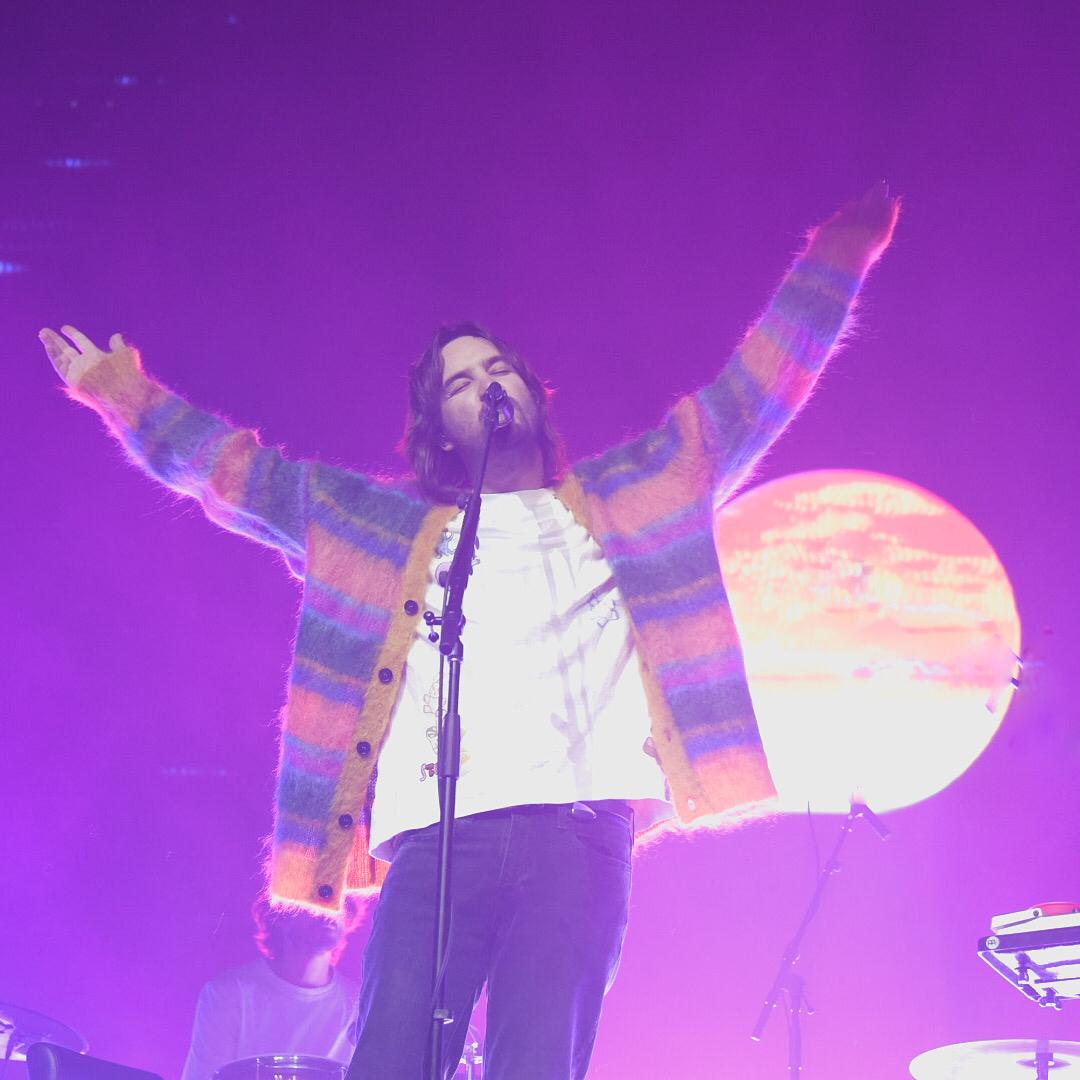 Kevin Parker and his crutches: This was the Tame Impala concert in CDMX
