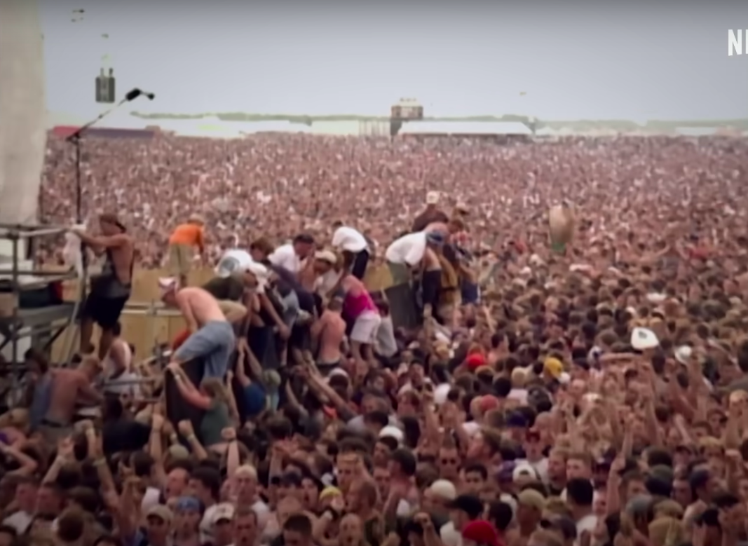 ¿Por qué deberías ver el documental Trainwreck: Woodstock '99 en Netflix?