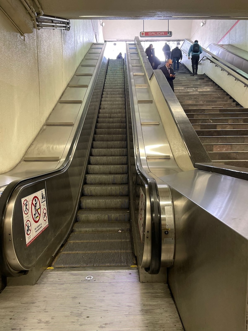 Wrongly worn shoes and other 'mysteries' of the escalators that do not work in the CDMX Metro