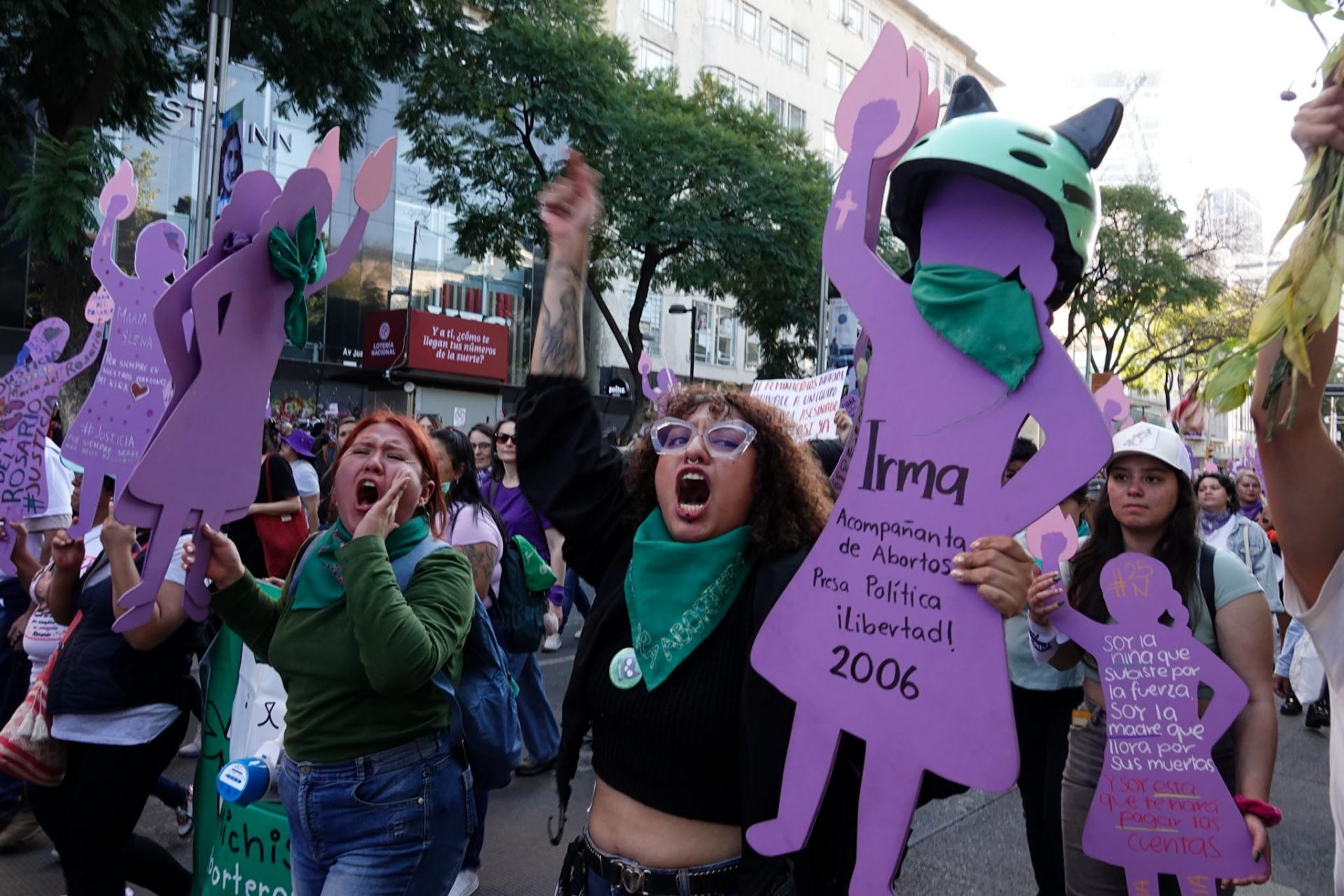 Photos and videos of the 25N march against violence against women in CDMX