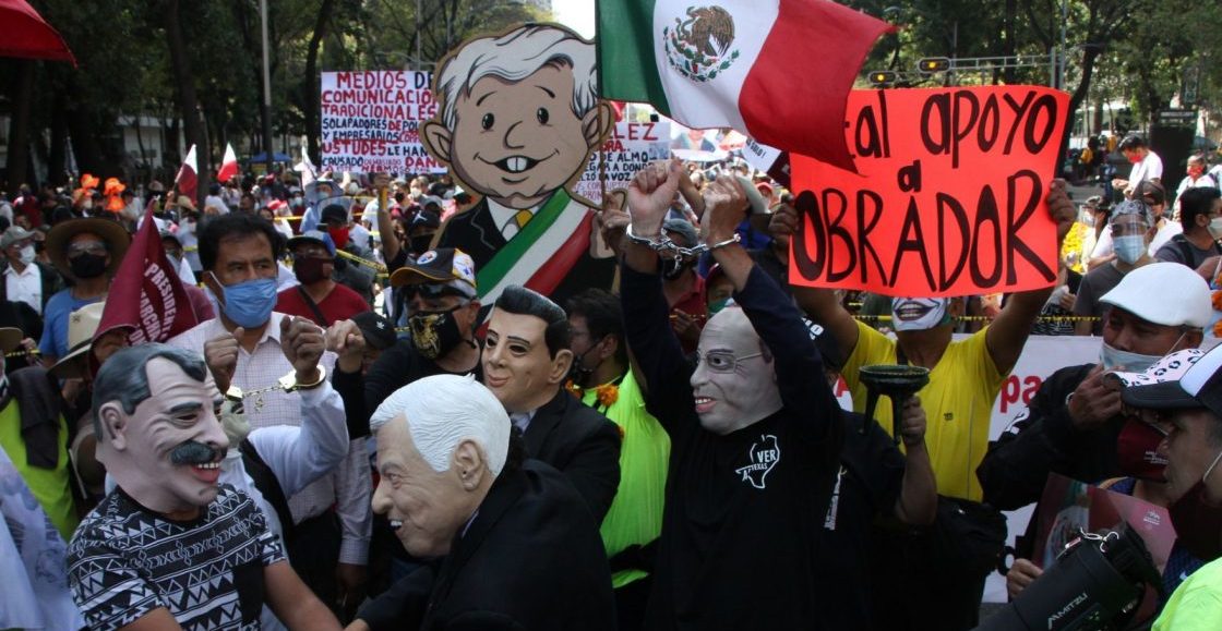 distintos asistentes a la marcha del millon se colocaron mascaras del presidente y expresidentes de