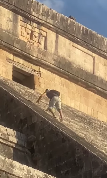 Turista alemán sube a Chichén Itzá y termina golpeado