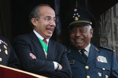 Felipe Calderón y secretario de la Defensa Nacional
