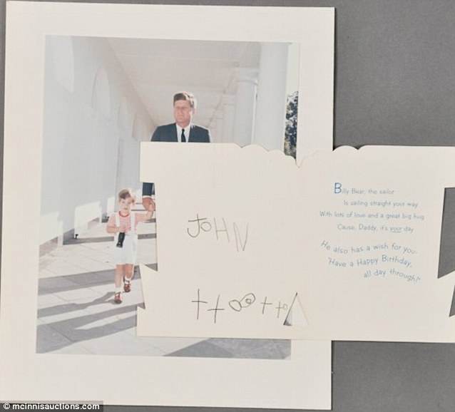 Una tarjeta de cumpleaños firmada por el entonces pequeño de seis años, John F. Kennedy Jr. Su precio iniciará en $5,000