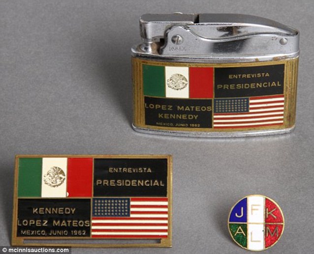 Extraño encendedor conmemorativo de la visita de Kennedy a México.
