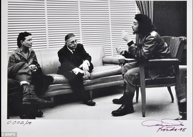 Ernesto Guevara charlando con el filósofo francés Jean Paul-Sartré.