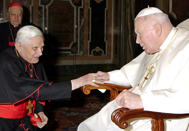 Juan Pablo II recibe felicitaciones navideñas del cardenal Joseph Ratzinger, 2003