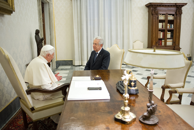 Benedicto XVI con el primer ministro italiano Mario Monti 