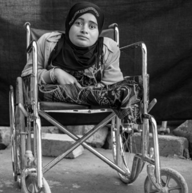 Más que un objeto apreciado,  esta silla de ruedas es el medio en que esta mujer huyó del conflicto.