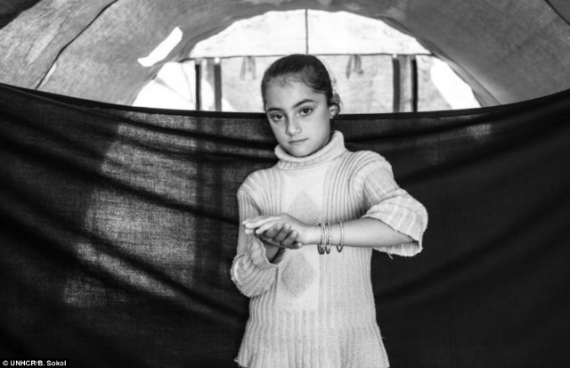 Esta niña presume los brazaletes que rescató de su hogar en Damasco.