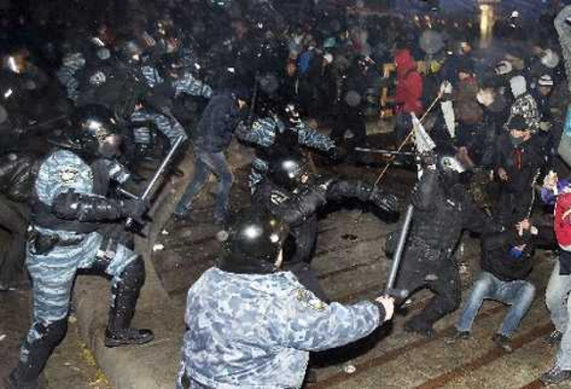 Kiev-Ucrania-manifestantes-desalojados-Policia_PREIMA20131201_0019_32