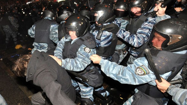 presidente-Ucrania-intenta-protestas-UE_TINIMA20131126_0430_3