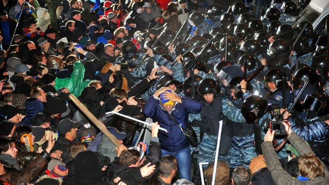 presidente-Ucrania-intenta-protestas-UE_TINIMA20131126_0435_3
