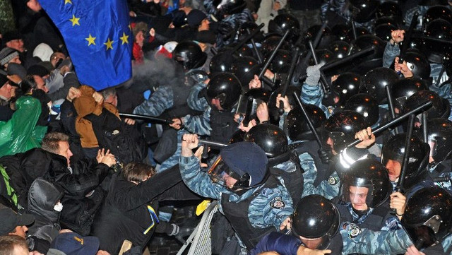 presidente-Ucrania-intenta-protestas-UE_TINIMA20131126_0438_3
