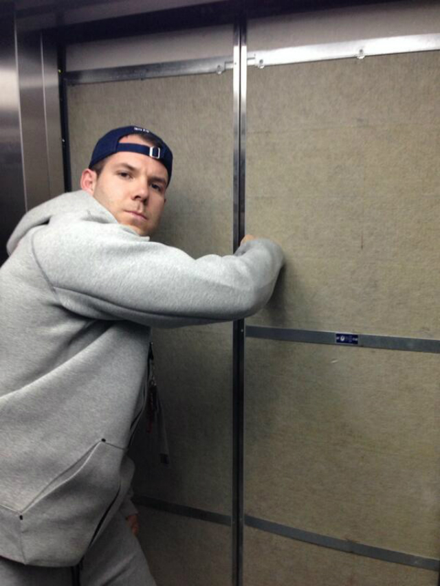 en el elevador 2