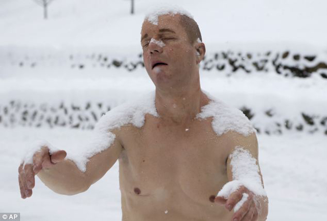 naked_man_snow2