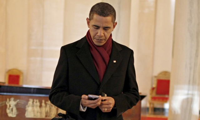 Obama-on-his-BlackBerry-011