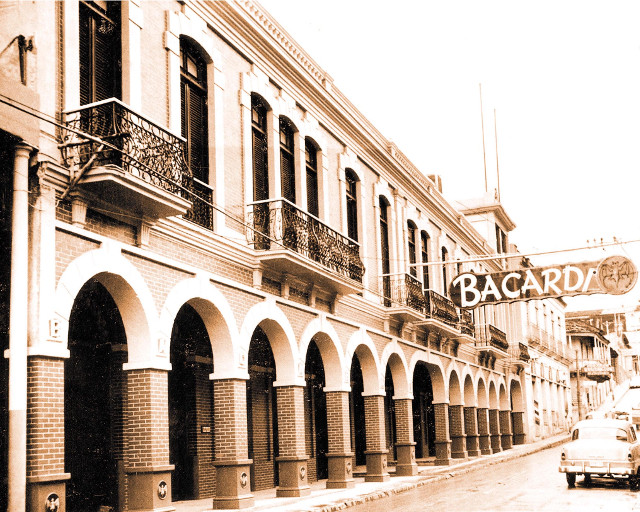 El 15 de octubre, oficiales se muestran en la sede de Bacardi en Santiago, obligando a los ejecutivos a firmar un documento de expropiación; activos cubanos de la compañía fueron confiscados después de 98 años.