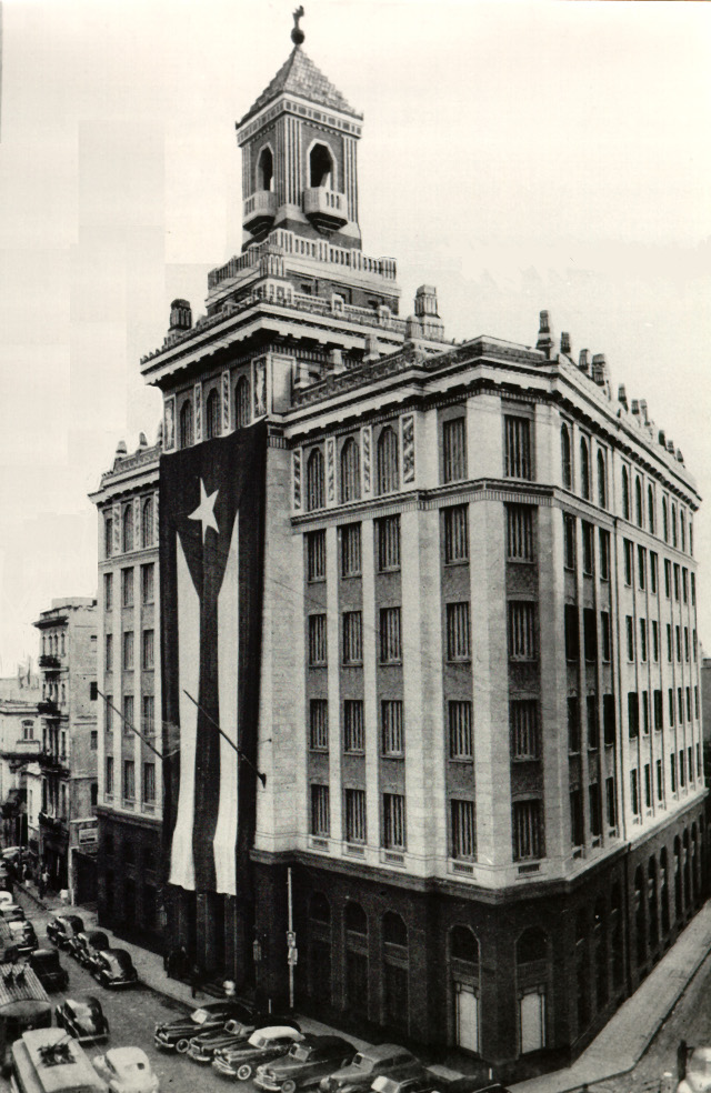 Las oficinas en el  Edificio Bacardí fue el primer rascacielos de La Habana. El edificio se erige como un recordatorio del error crítico del gobierno cubano en 1960.