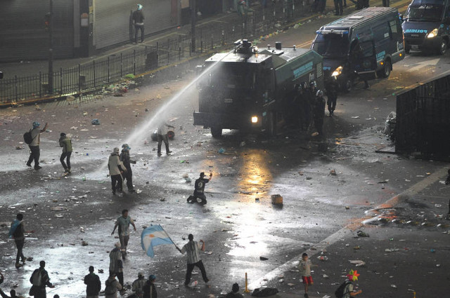 Enfrentamiento-Policia-manifestantes_CLAIMA20140713_0274_28