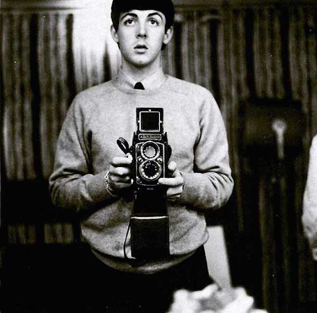 Paul-McCartney-taking-a-selfie