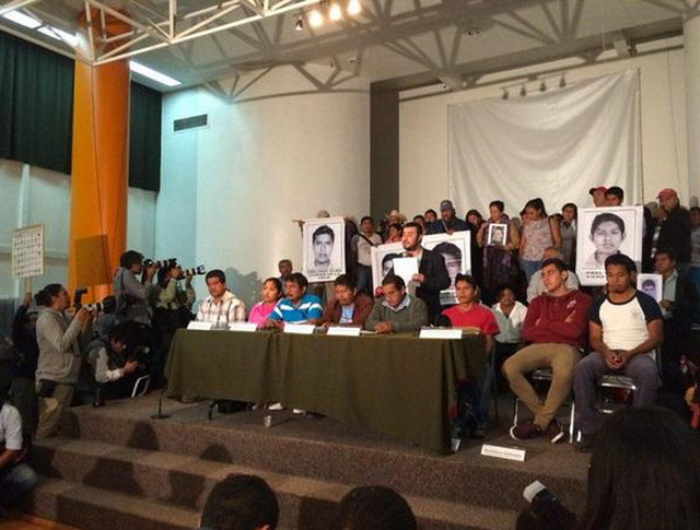 Padres-de-Familia-Ayotzinapa
