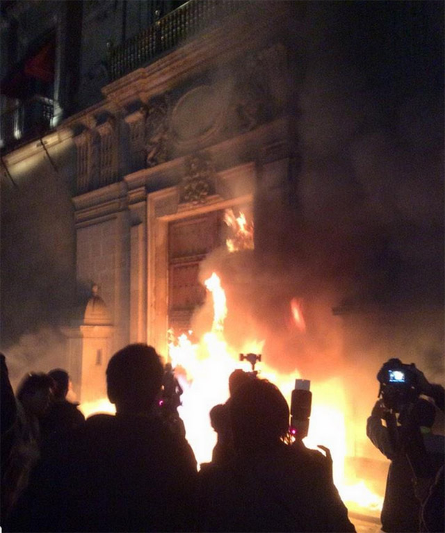 Fuego-Puerta-Palacio-Nacional-3