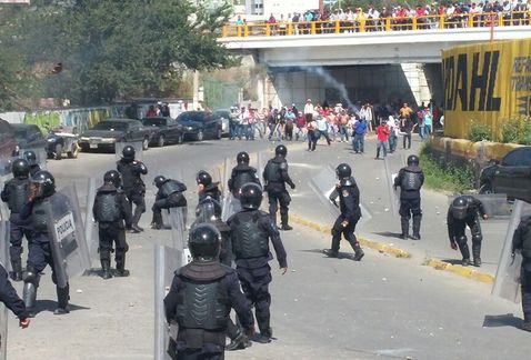 manifestantes-replegados-policia_MILIMA20141111_0195_11