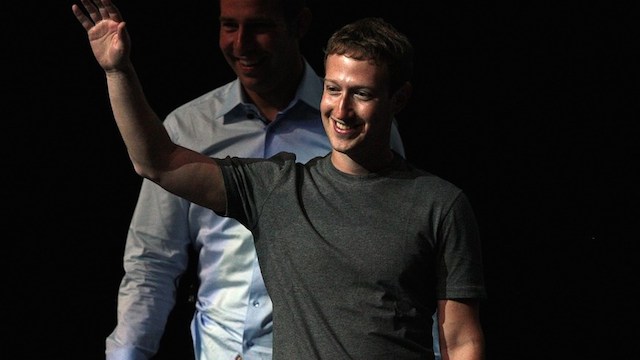 MEX04. CIUDAD DE MÉXICO (MÉXICO) 05/09/2014.- El estadounidense Mark Zuckerberg, fundador de Facebook, saluda hoy, viernes 5 de septiembre de 2014, durante un foro organizado por la Fundación Telmex, en Ciudad de México (México). Zuckerberg dijo que tiene como reto conectar a internet a todo el mundo a través del proyecto internet.org., y asimismo se pronunció a favor de una reforma migratoria en su país y de ayudar a que México mejore mediante su red social. EFE/Alex Cruz