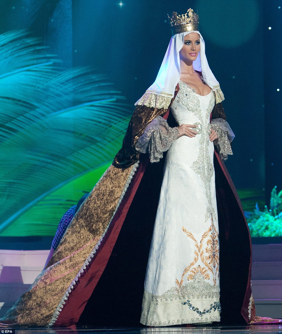 24EFB01900000578-2921405-Miss_Spain_Desire_Cordero_Ferrer_wore_a_medieval_style_gown_for_-a-5_1421972020483