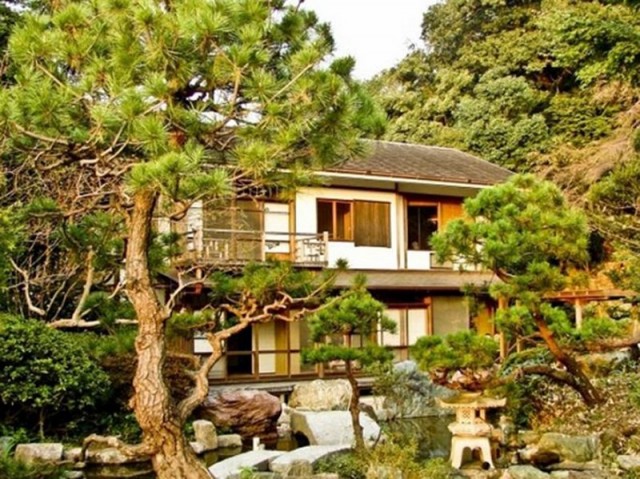 japan-this-secluded-house-sits-atop-turtle-mountain-in-a-large-bamboo-forest-and-is-on-the-market-for-9-million