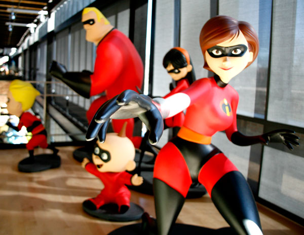 pixar-animated-characters-in-hallway1