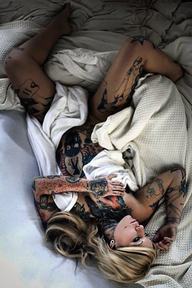 sexy-inked-girls-tattoos-tatts-chicquero-laying-in-bed