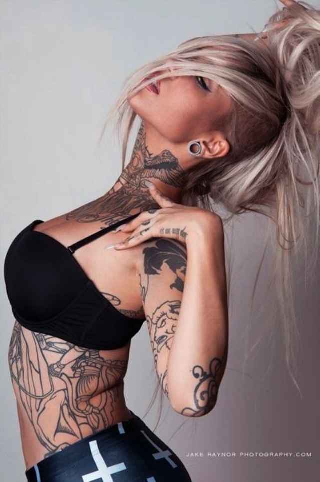 sexy-inked-girls-tattoos-tatts-chicquero-neck-and-body-tattoo