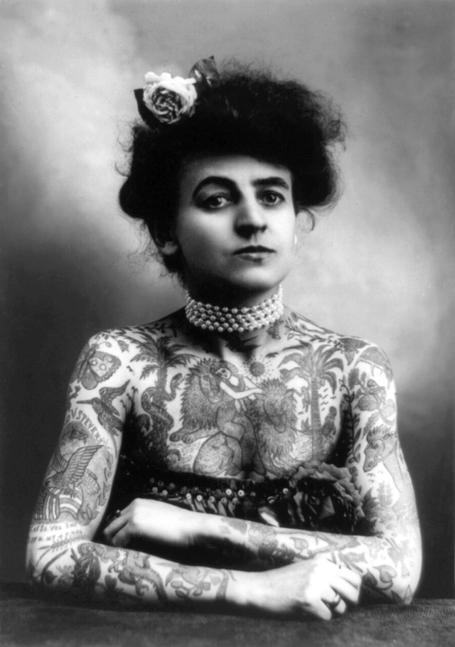Woman_with_upper_body_tattooed_1907_cph.3a01441