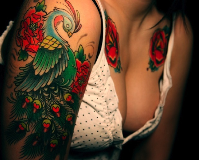 tatuaje-rosas-rojas-pavo-real