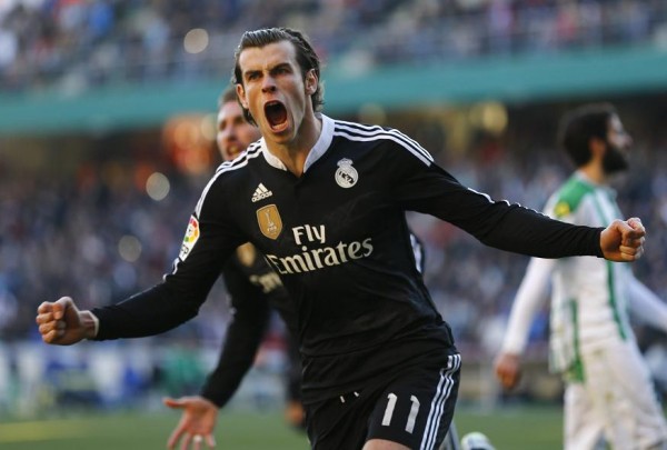 Real Madrid's Gareth Bale celebrates after scoring against Cordoba during their Spanish First Division soccer match at El Arcangel stadium in Cordoba, January 24, 2015. REUTERS/Marcelo del Pozo (SPAIN - Tags: SPORT SOCCER)