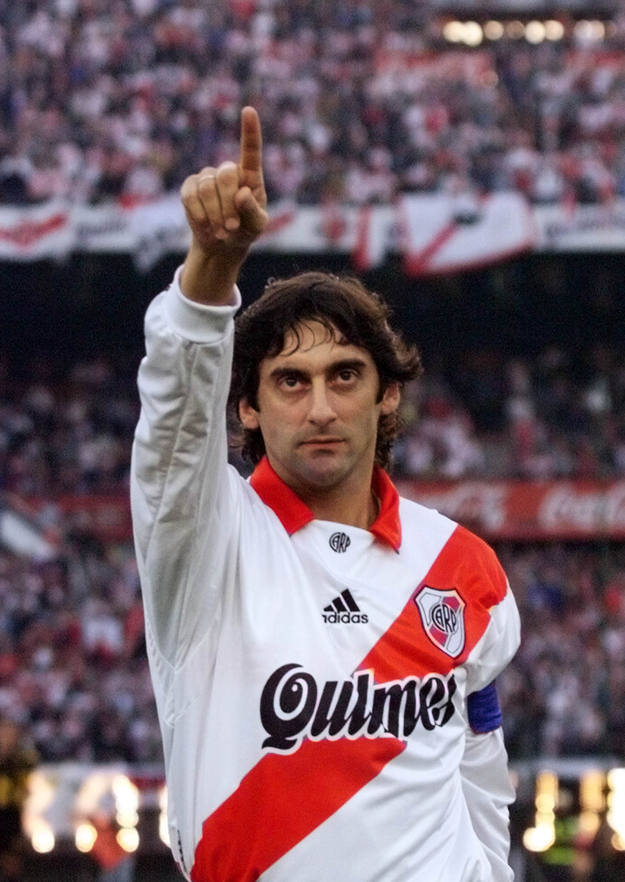 The last idol of Argentine soccer club River Plate, Uruguayan striker Enzo Francescoli, acknowledges the applauses of some 65,000 fans in the Monumental Stadium at the beginning of his last career match match against Uruguayan squad Penarol, August 1. River Plate and Penarol played a friendly match organized as Francescoli's farewell to one of the country's most popular teams. RR/ME