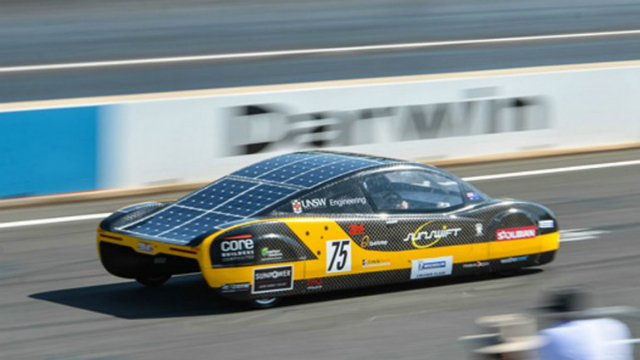 El récord de velocidad establecido por un automóvil solar - Sopitas.com
