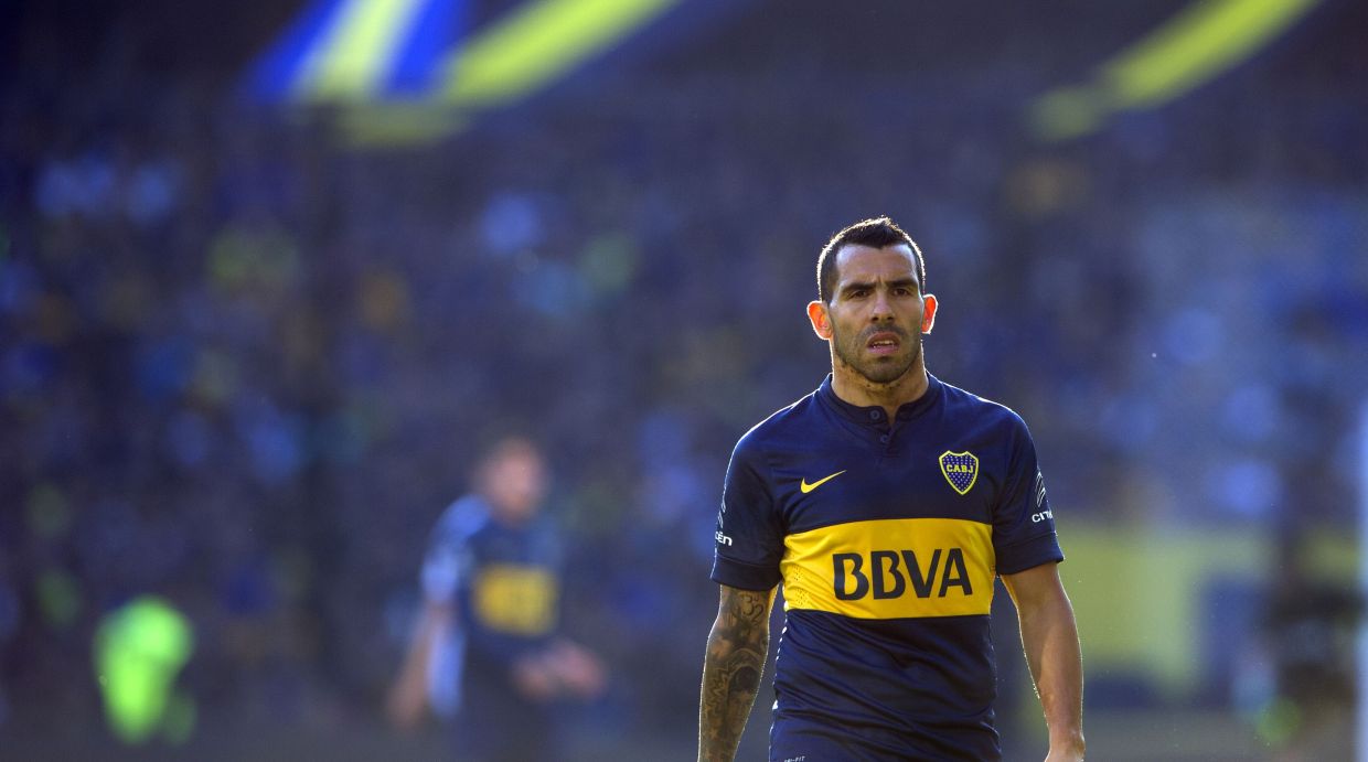 Boca Juniors' newly returned player Carlos Tevez gestures during their Argentina First Division football match at La Bombonera stadium in Buenos Aires, Argentina, on July 18, 2015. AFP PHOTO / ALEJANDRO PAGNI