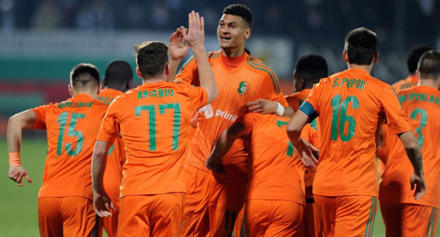 Equipo de futbol en Bulgaria abandona el campo de juego y es expulsado